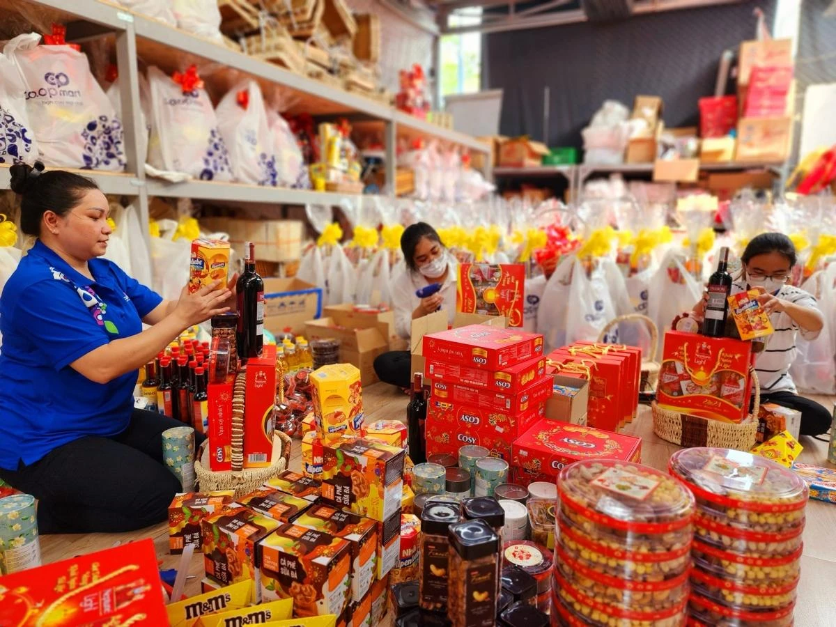 Đóng gói, kiểm đếm và chuẩn bị giao quà.