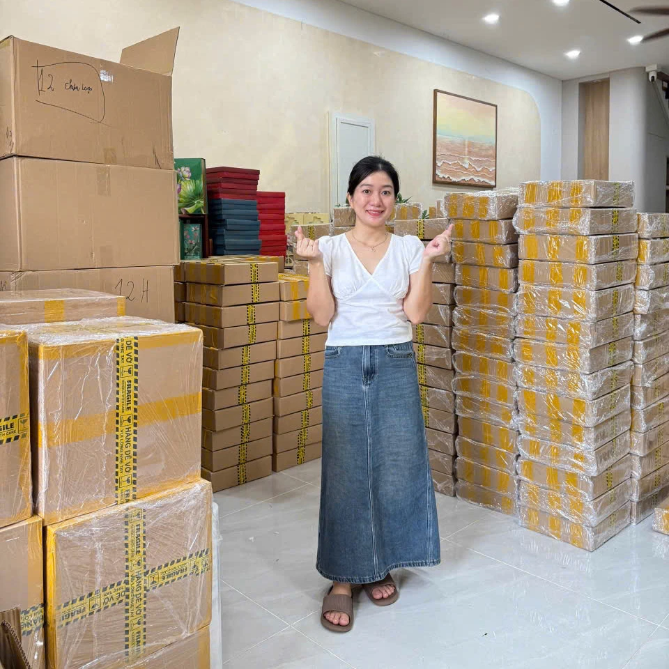 Nhân viên kiểm kê số lượng và chất lượng trước khi chuyến hàng được giao cho doanh nghiệp