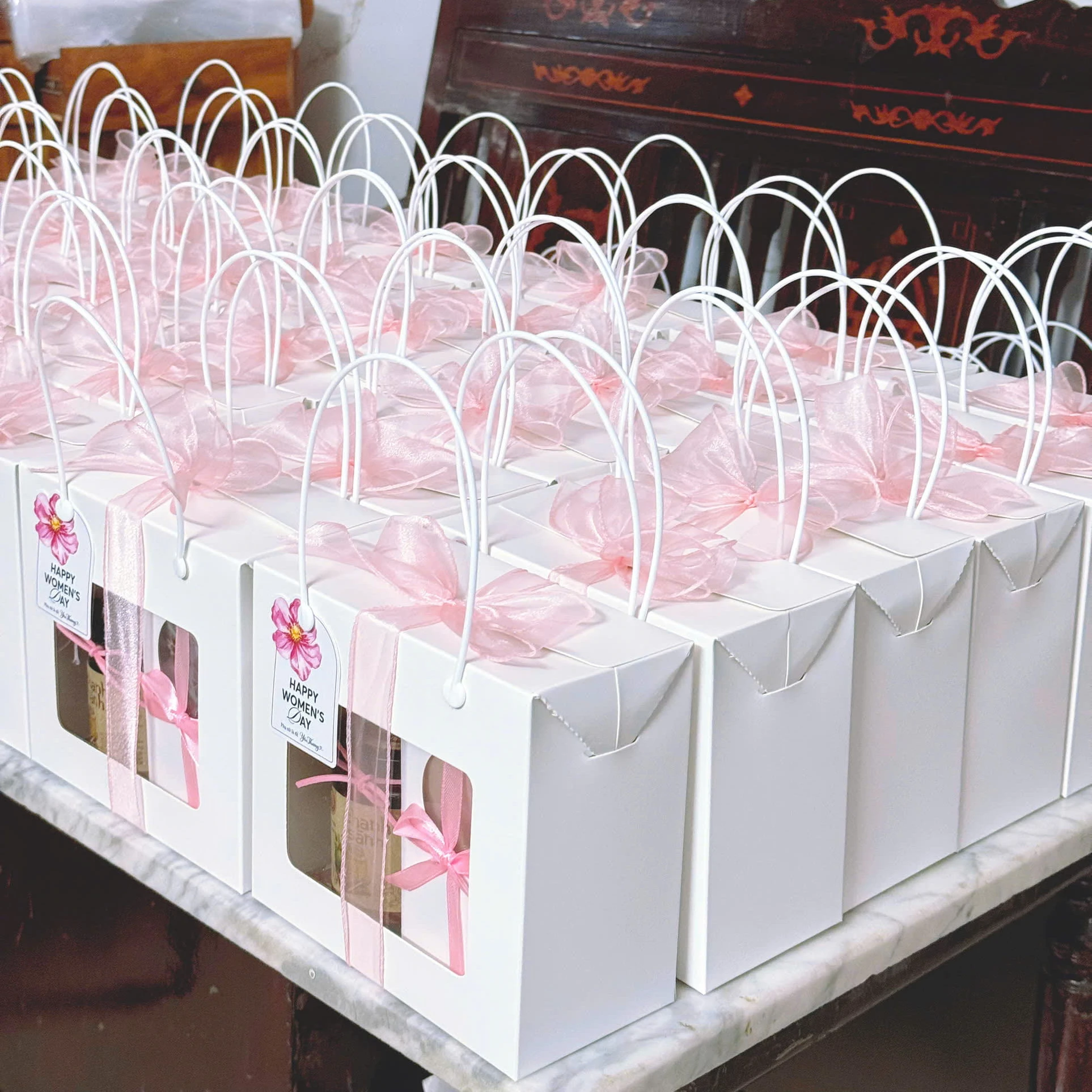 Set quà 20/10 được chuẩn bị giao đến công ty 