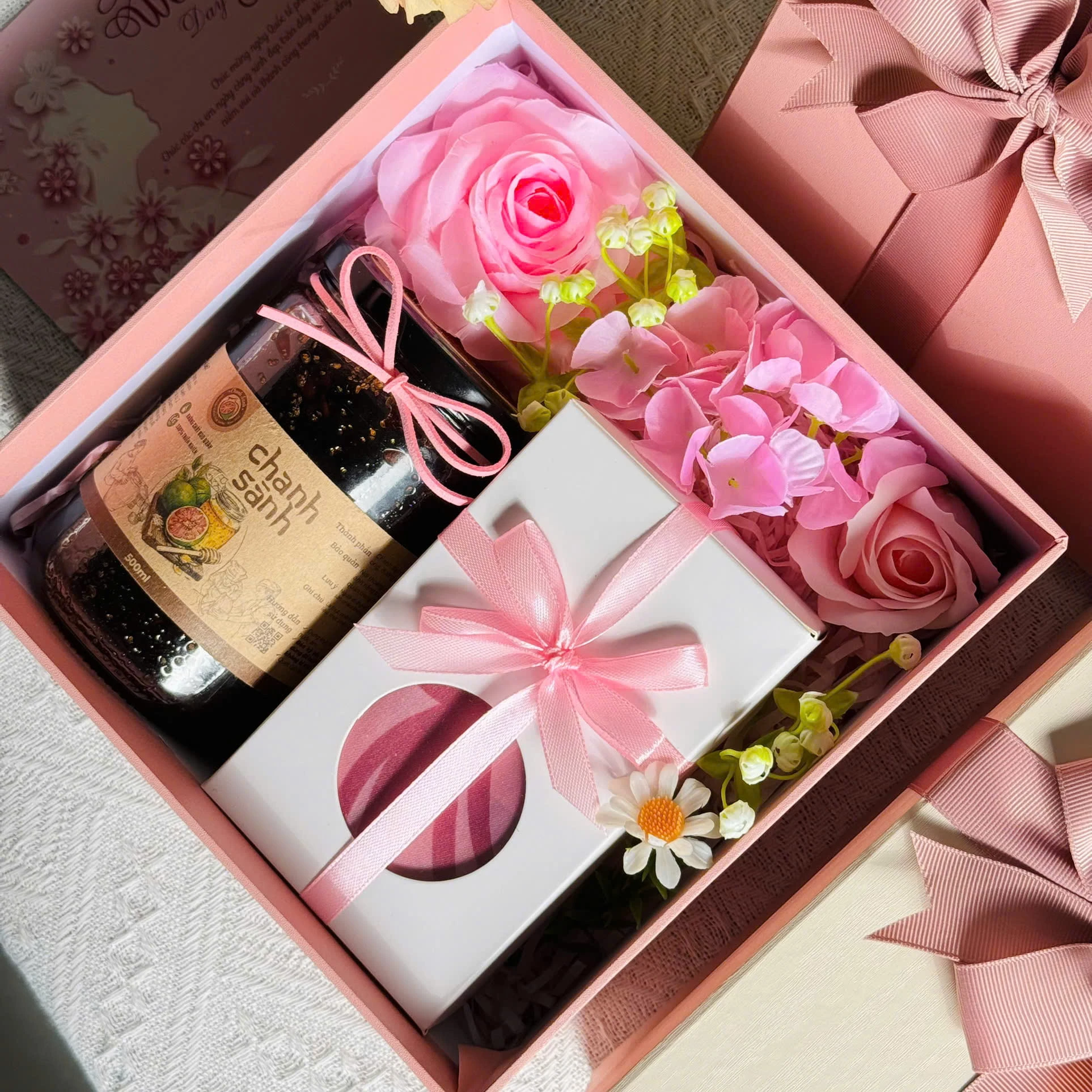 Bên trong set quà chỉnh chu 20/10 cho nhân viên